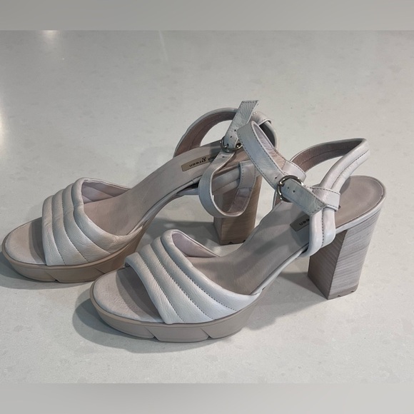 Women's Leslie Ankle‎ Strap Block Heel Sandals 6.5 New $359 - Picture 7 of 9
